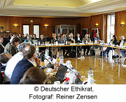 Sachverständige und Zuhörer bei der Ethikrat-Anhörung zum Thema Stammzellen und Klonverbot am 08.05.2014 in Berlin